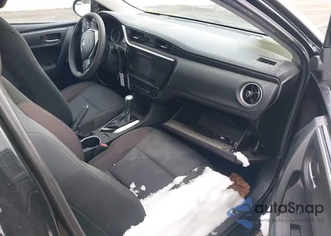 2018 Toyota Corolla Le z USA, uszkodzony, nr VIN 5YFBURHE0JP801312